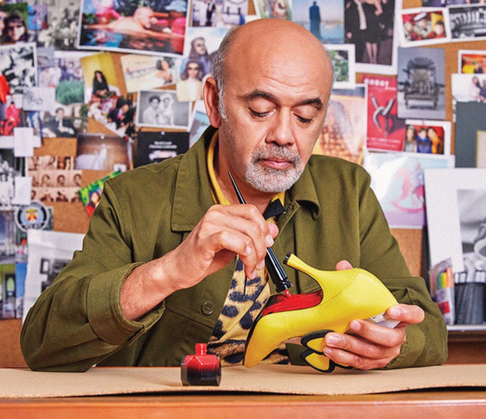 O designer Christian Louboutin em seu ateliê — Foto: Getty Images e Divulgação