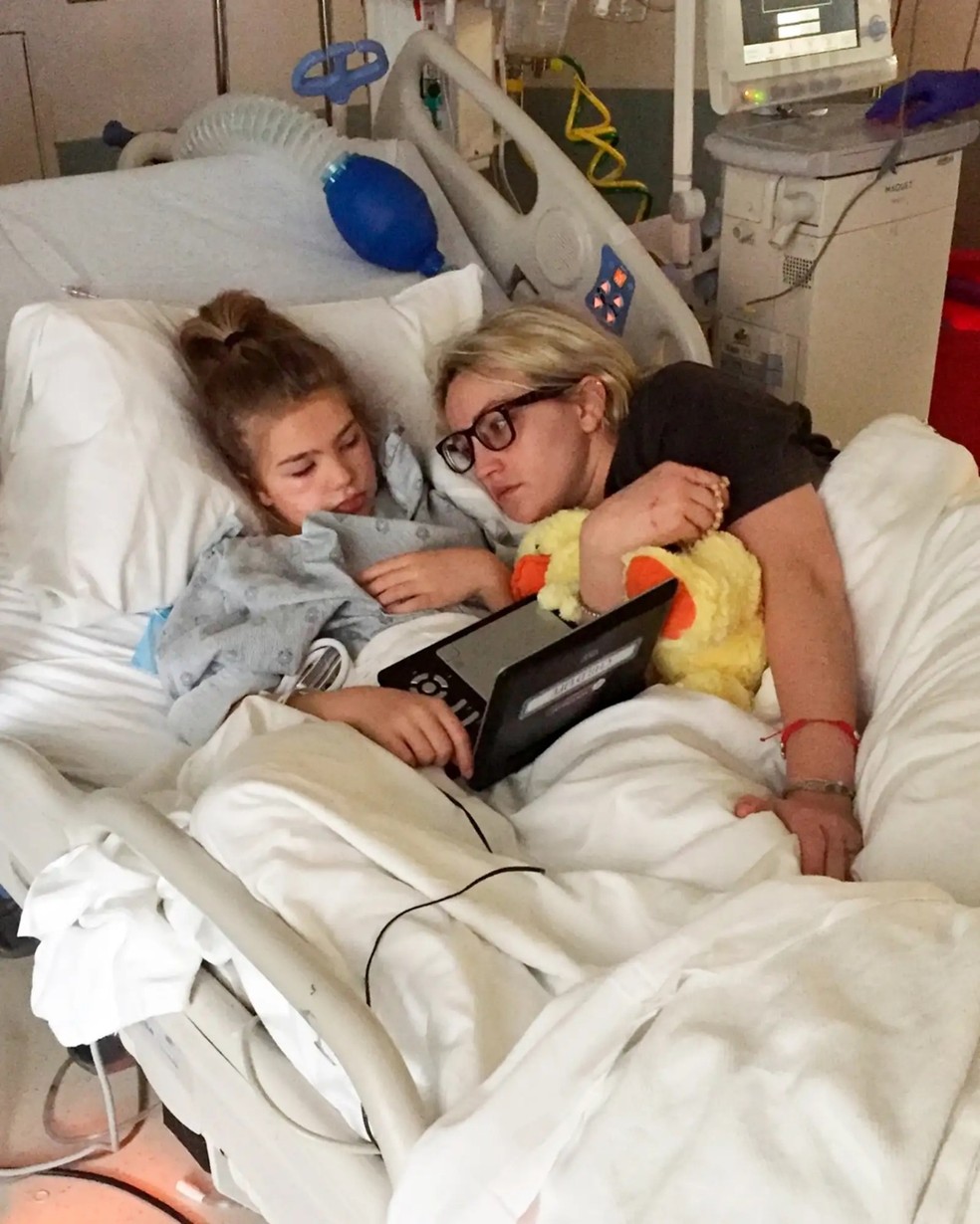 Jamie Lynn Spears com sua filha Maddie após o acidente de quadriciclo em 2017. — Foto: Reprodução/Instagram