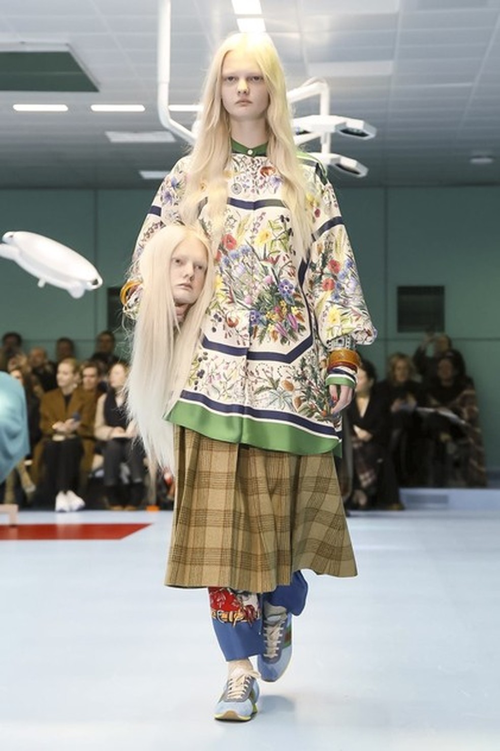 Modelos desfilam segurando as próprias cabeças na Gucci