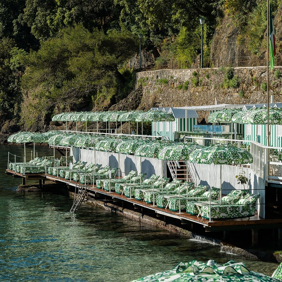 A estampa Verde Maiolica da Dolce & Gabbana no beach club Le Carillon, em Paraggi. — Foto: Divulgação