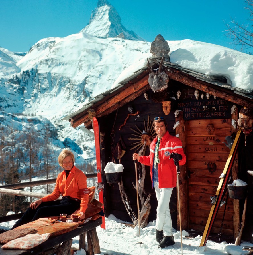 Esquiadores em frente ao Chalet Costi, em Zermatt, 1968