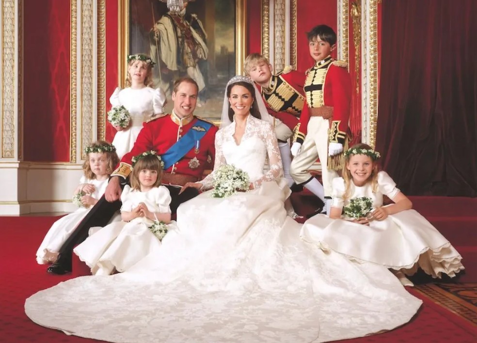 Os jovens pajens e damas de honra foram subornados com jujubas para que o Sr. Burnand capturasse esta imagem do dia do casamento do Príncipe e da Princesa de Gales — Foto: reprodução/bbc