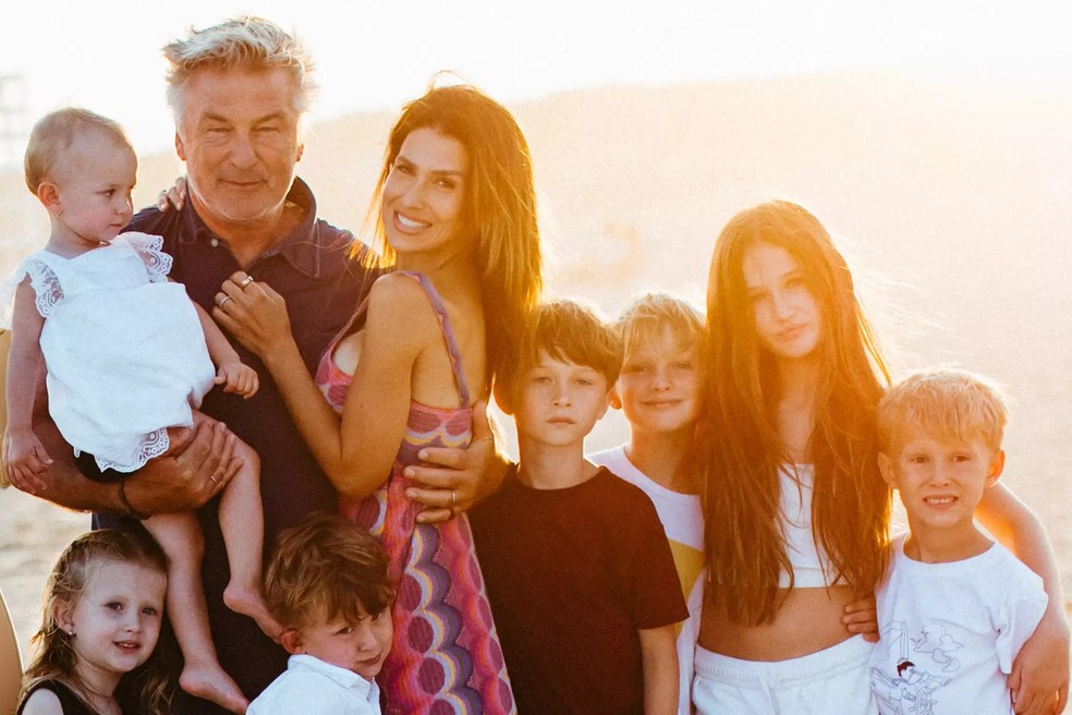 Alec e Hilaria Baldwin com seus filhos em sua casa nos Hamptons — Foto: TLC