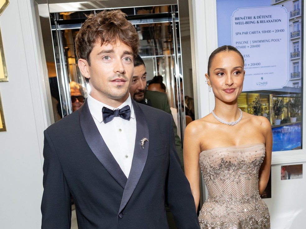 Charles Leclerc marca presença no red carpet do festival de Cannes ao lado de Alexandra Saint Mleux — Foto: Getty Images