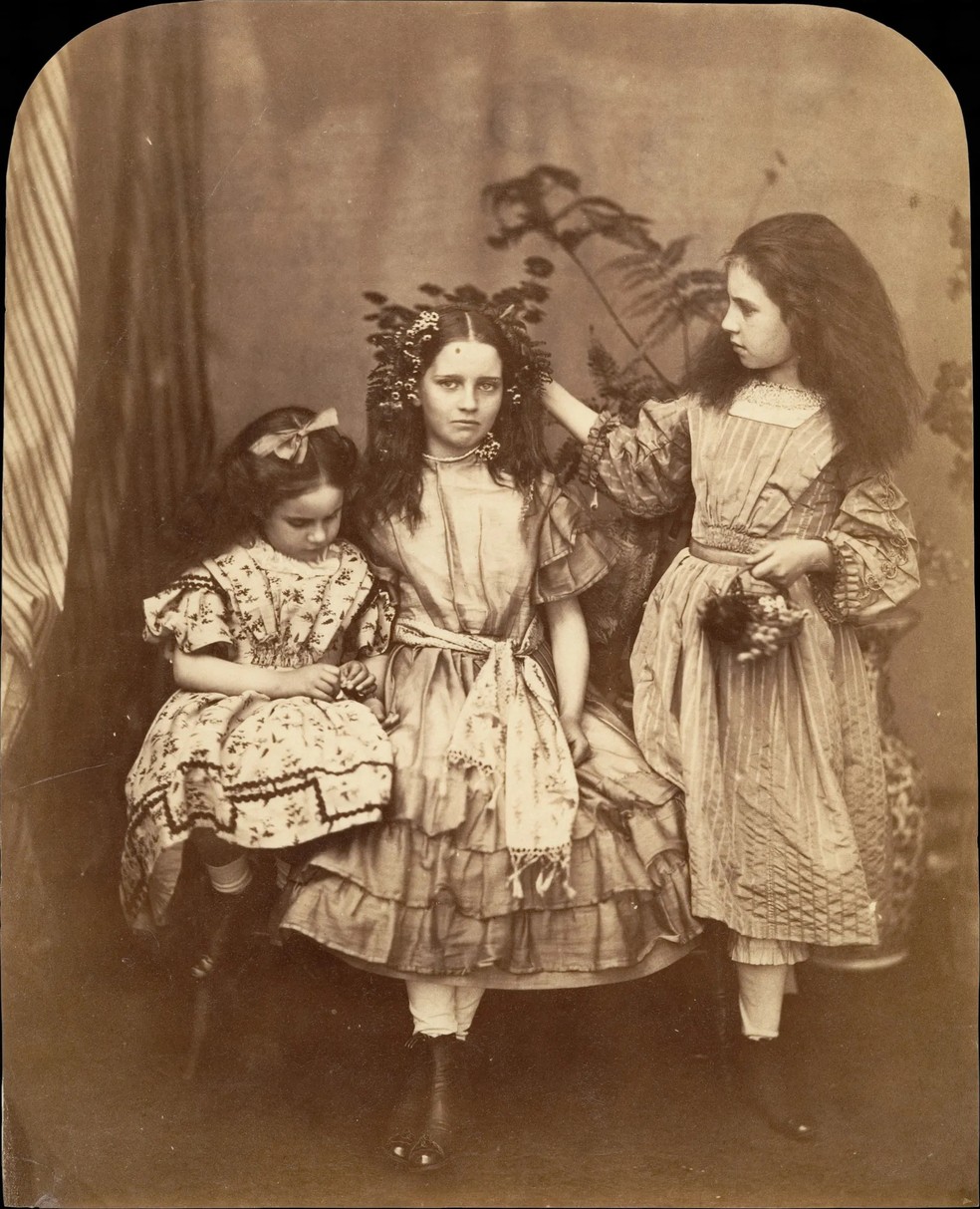 Flora Rankin, Irene MacDonald e Mary Josephine MacDonald em Elm Lodge, julho de 1863, por Lewis Carroll. — Foto: Getty Images