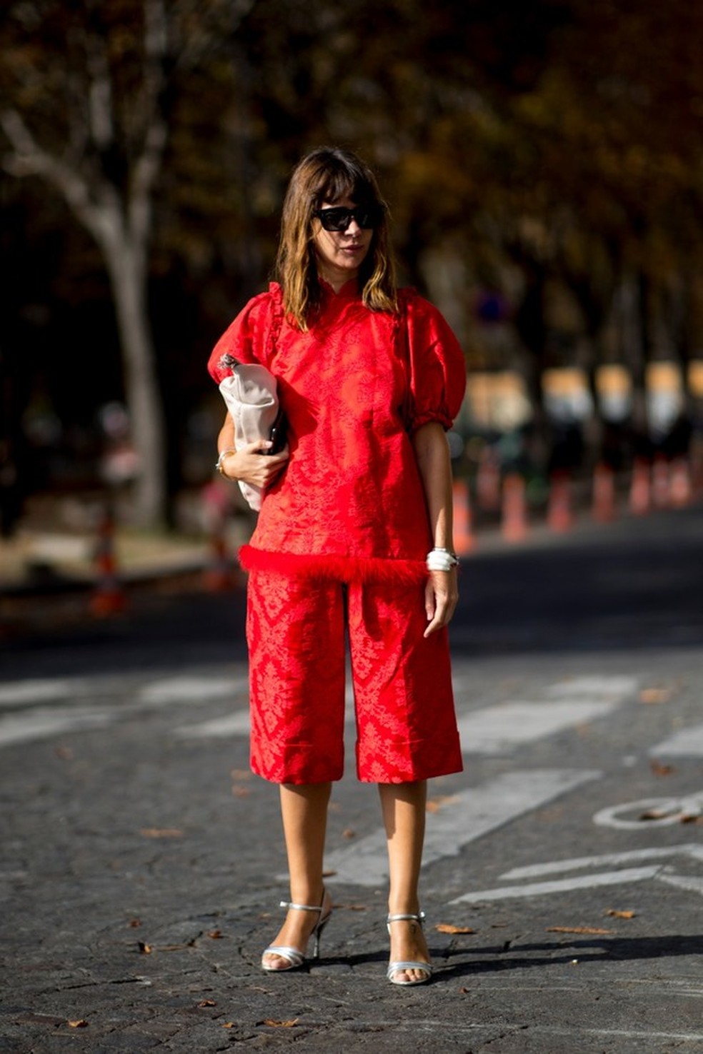 Bermuda é a peça-chave do verão 2020 – inspire-se no street style de Paris!