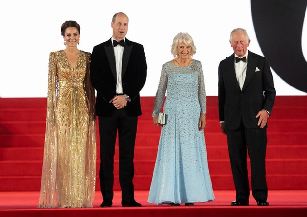 LONDON, ENGLAND - SEPTEMBER 28: Catherine, Duchess of Cambridge, Prince William, Duke of Cambridge, Camilla, Duchess of Cornwall and Prince Charles, Prince of Wales attend the "No Time To Die" World Premiere at Royal Albert Hall on September 28, 2021 in L (Foto: Samir Hussein/WireImage) — Foto: Vogue