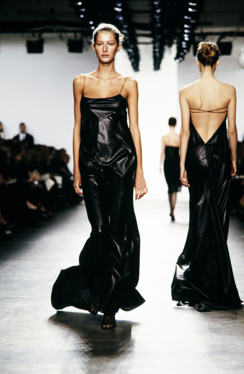 Looks para festivais: aposte no slip dress, tendência dos anos 90 que ...