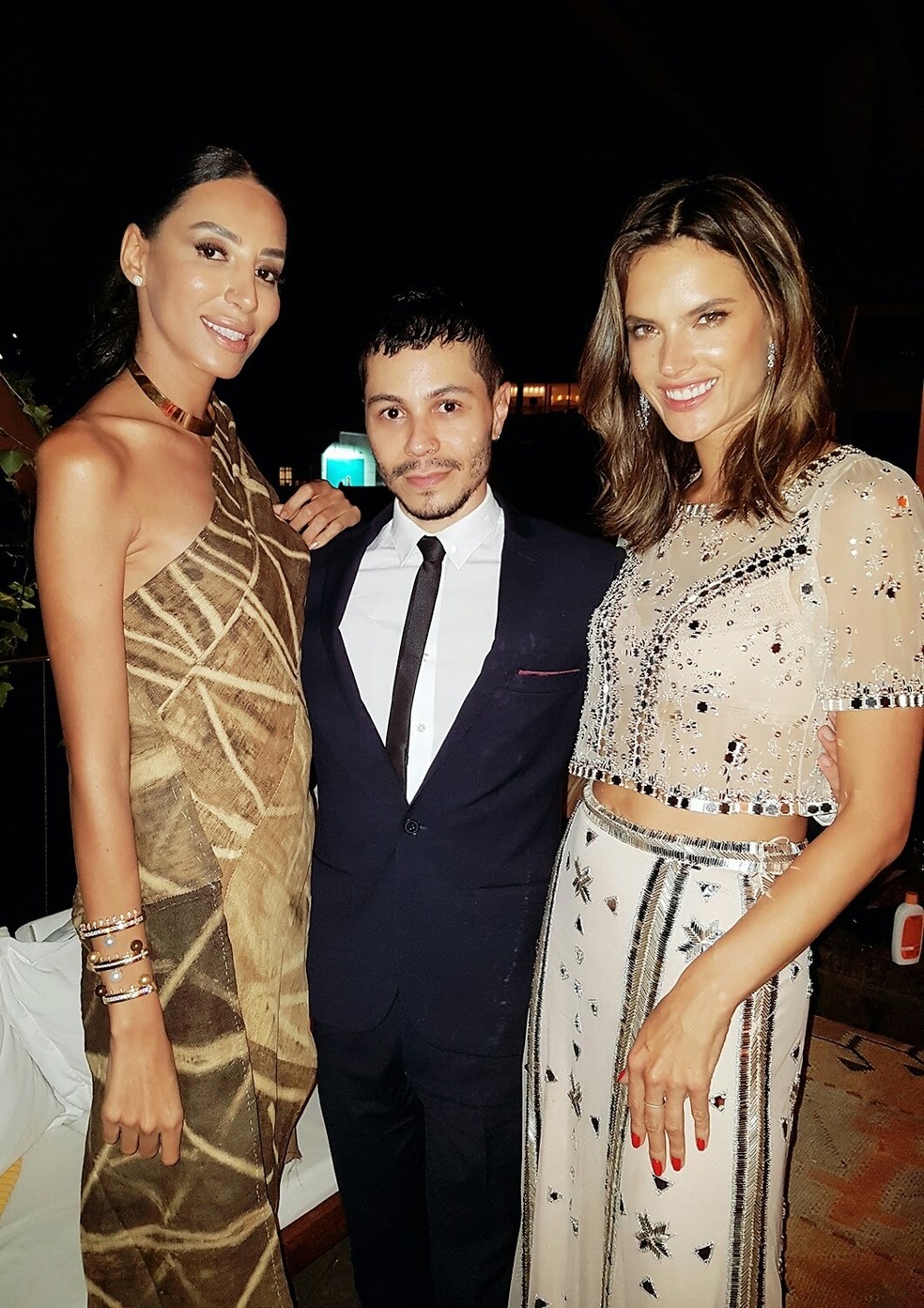  Zé Macedo com as modelos Alessandra Ambrosio e Lea T, suas clientes  — Foto: Divulgação