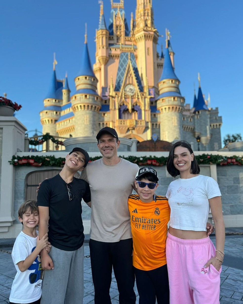 Marcus Buaiz abre álbum de fotos com Isis Valverde e filhos na Disney