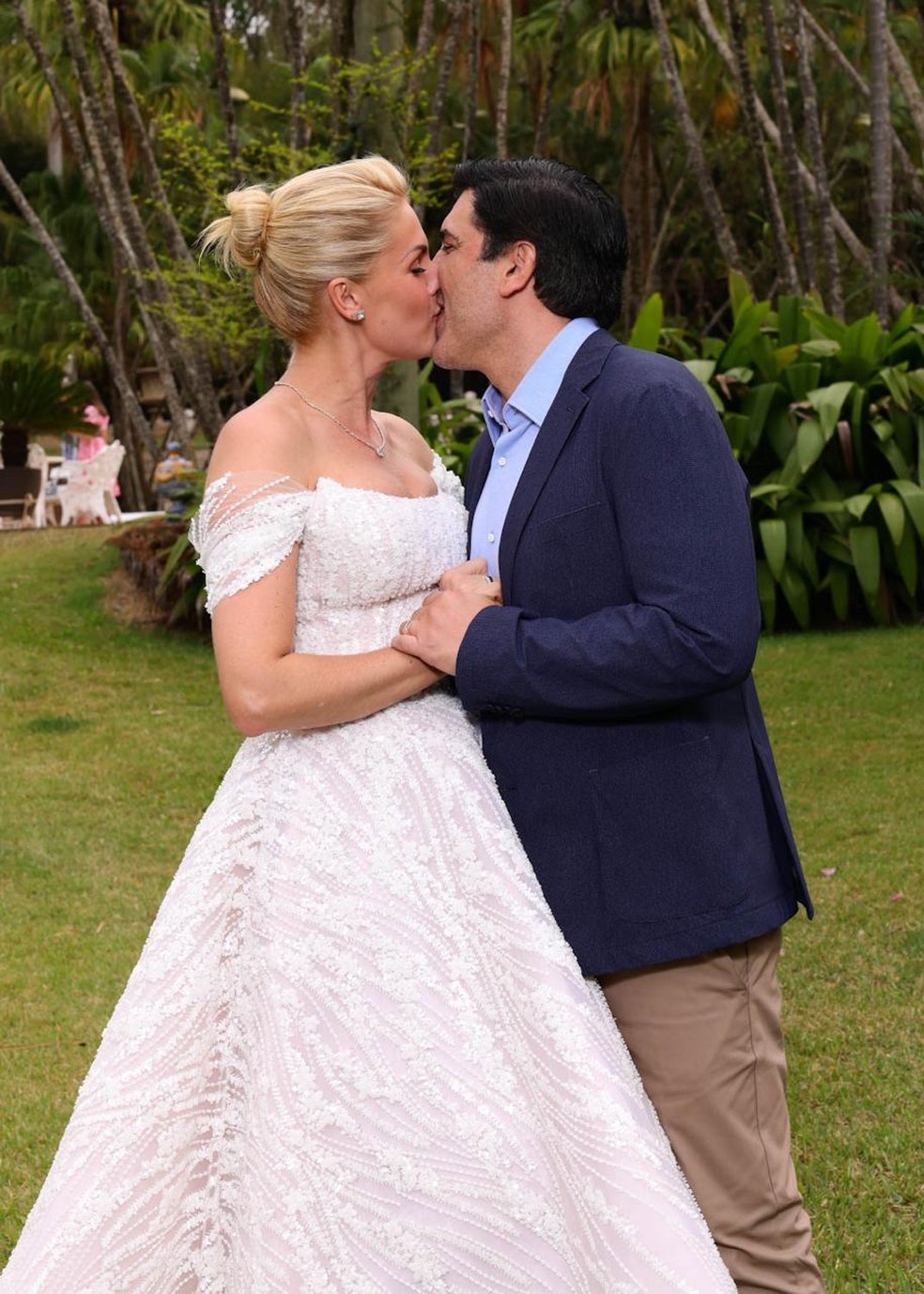 Ana Hickmann oficializa noivado com Edu Guedes — Foto: Brazil News