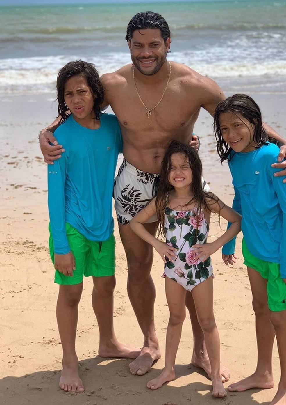 Hulk Paraíba posa com todos os filhos e Camila Ângelo em passeio