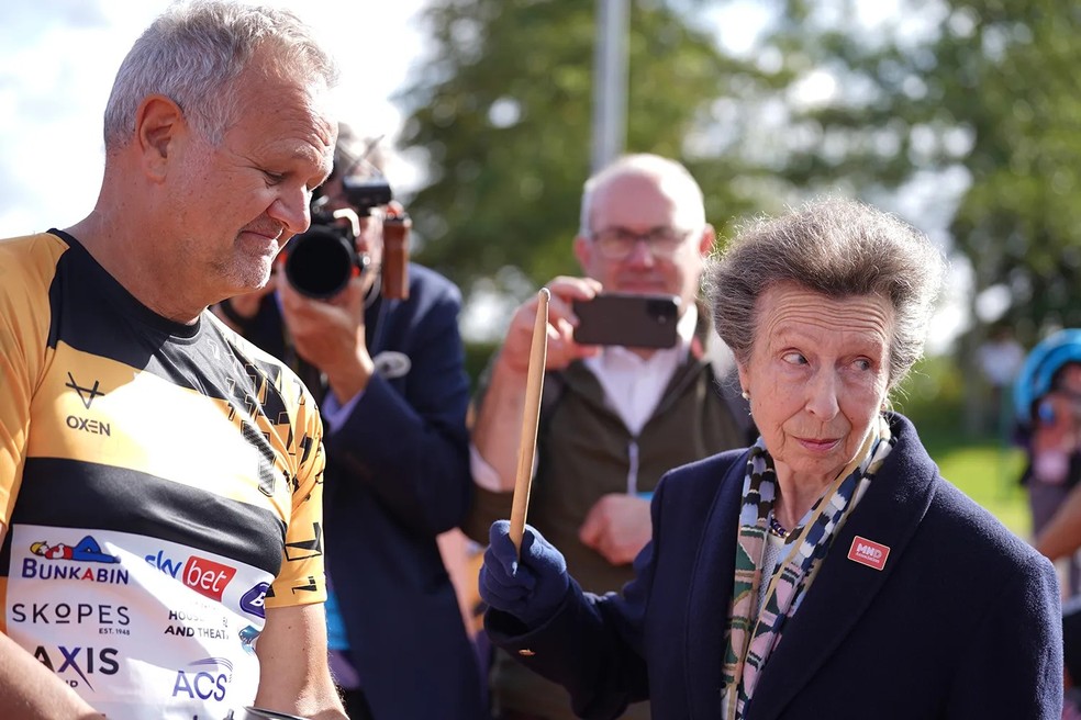 A princesa Anne toca um tambor para dar início à próxima etapa da segunda das sete maratonas de Kevin Sinfield na pista de atletismo da Universidade de York, em 28 de setembro de 2026 — Foto: Getty Images