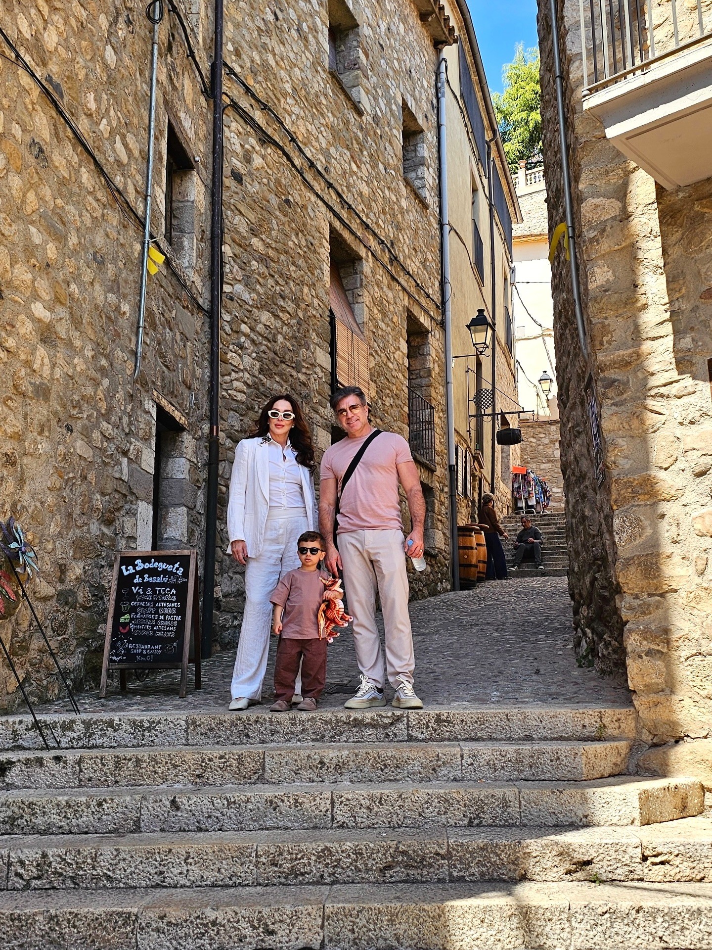 Na Espanha, Claudia Raia se diverte em passeio em família: 