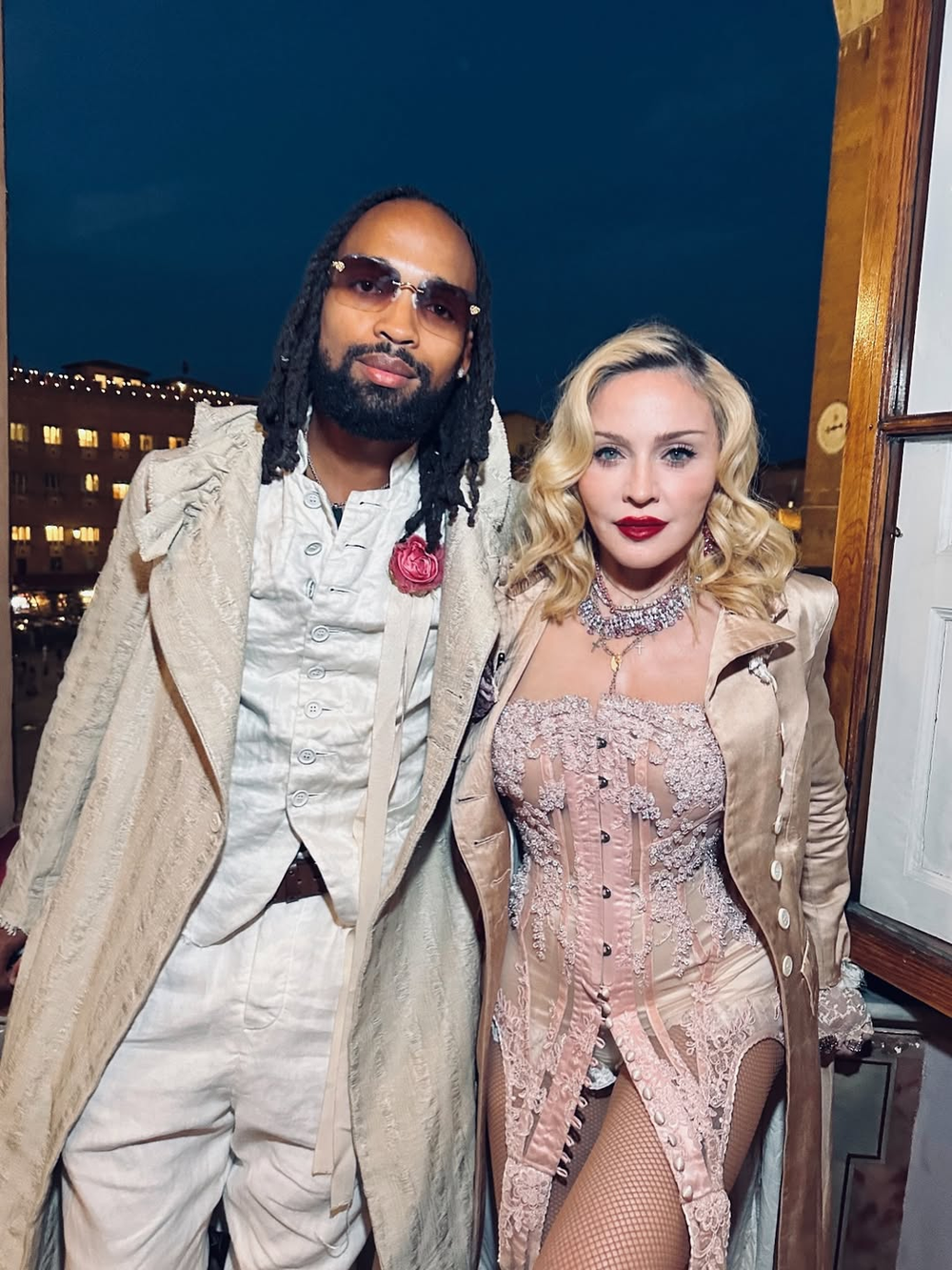Madonna exibe álbum de fotos da comemoração de seus 67 anos: 'Ainda é ...