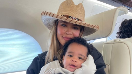Khloé Kardashian posa com o filho, Tatum Thompson