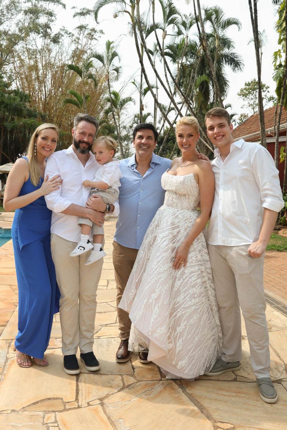 Ana Hickmann e Edu Guedes reúnem amigos familiares em noivado — Foto: Brazil News