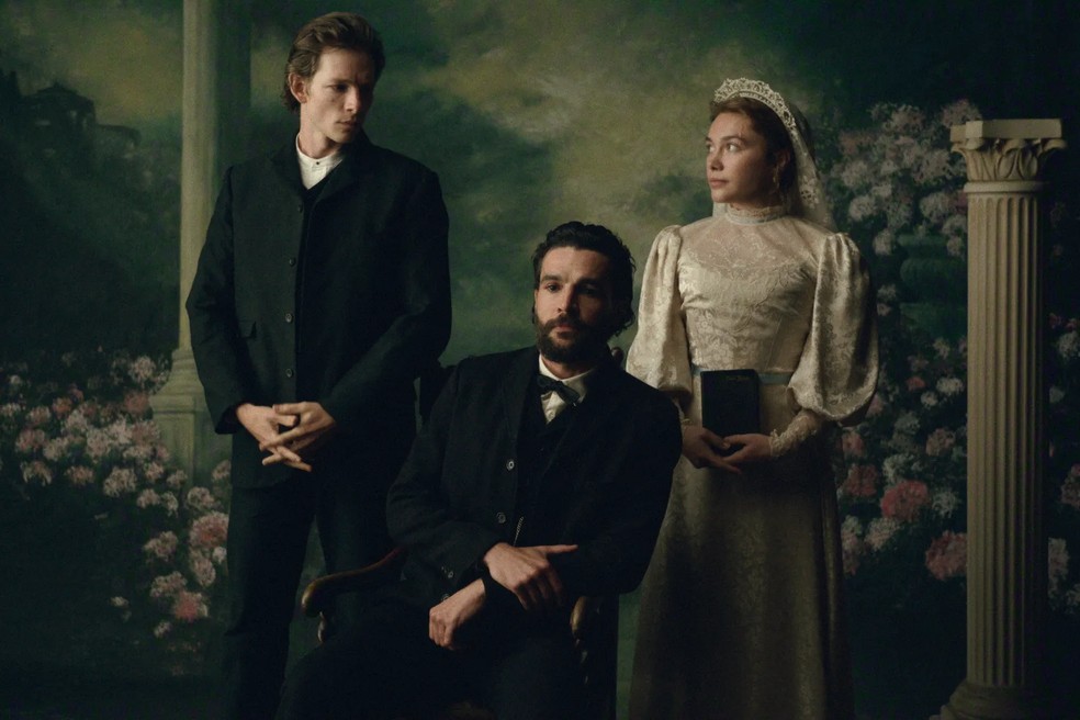 Adam e Cathy posando para o retrato de Charles — Foto: Netflix