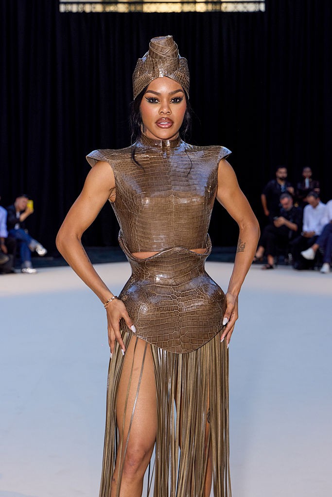 Teyana Taylor destaca-se na Semana de Moda de Paris com visual estruturado