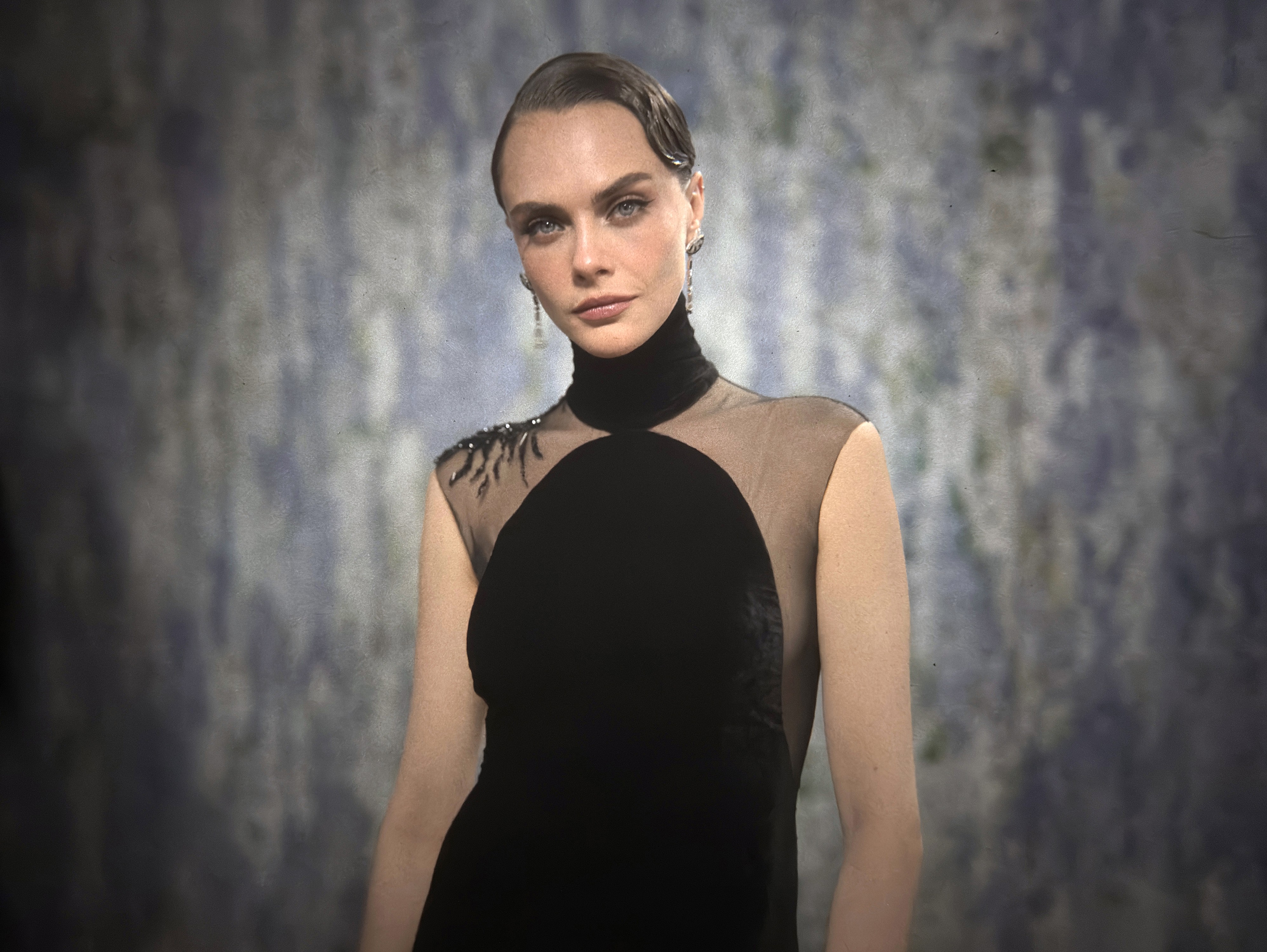 Cara Delevingne aposta em transparência e decote nas costas no Met Gala 2026