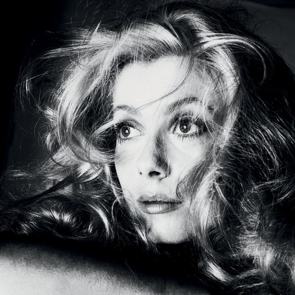 Umdos destaques da mostra: o retrato de Catherine Deneuve, de 1968 (Foto: © Ministère De La Culture - France/aajhl, © The Richard Avedon Foundation e Divulgação) — Foto: Vogue