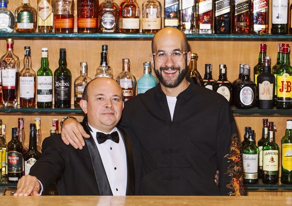 Bolinha e Fabio La Pietra, comemorando os 15 anos do hotel Fasano São Paulo, no bar Baretto (Foto: Divulgação) — Foto: Vogue