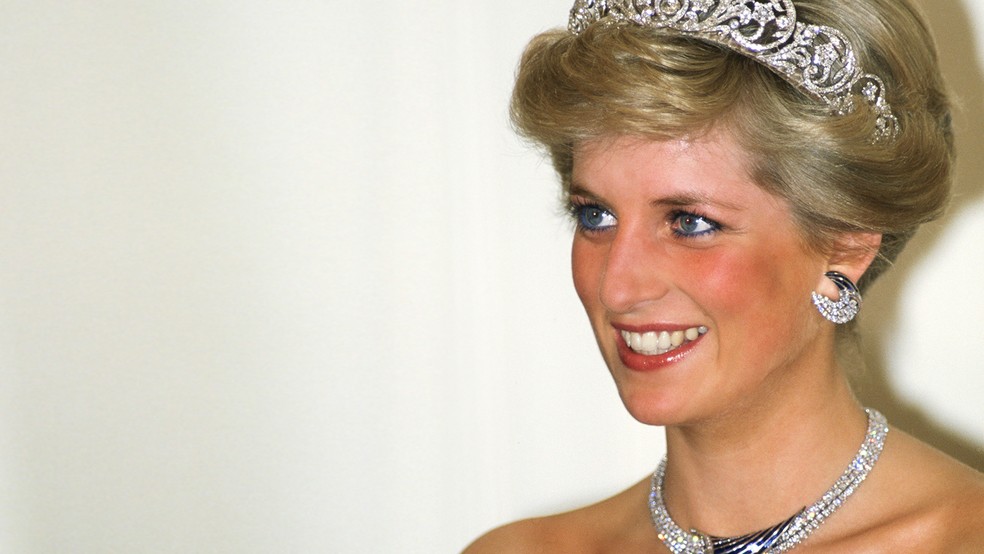 Os sapatos de festa dos anos 90 que Lady Di usava estão de volta — Foto: Getty Images