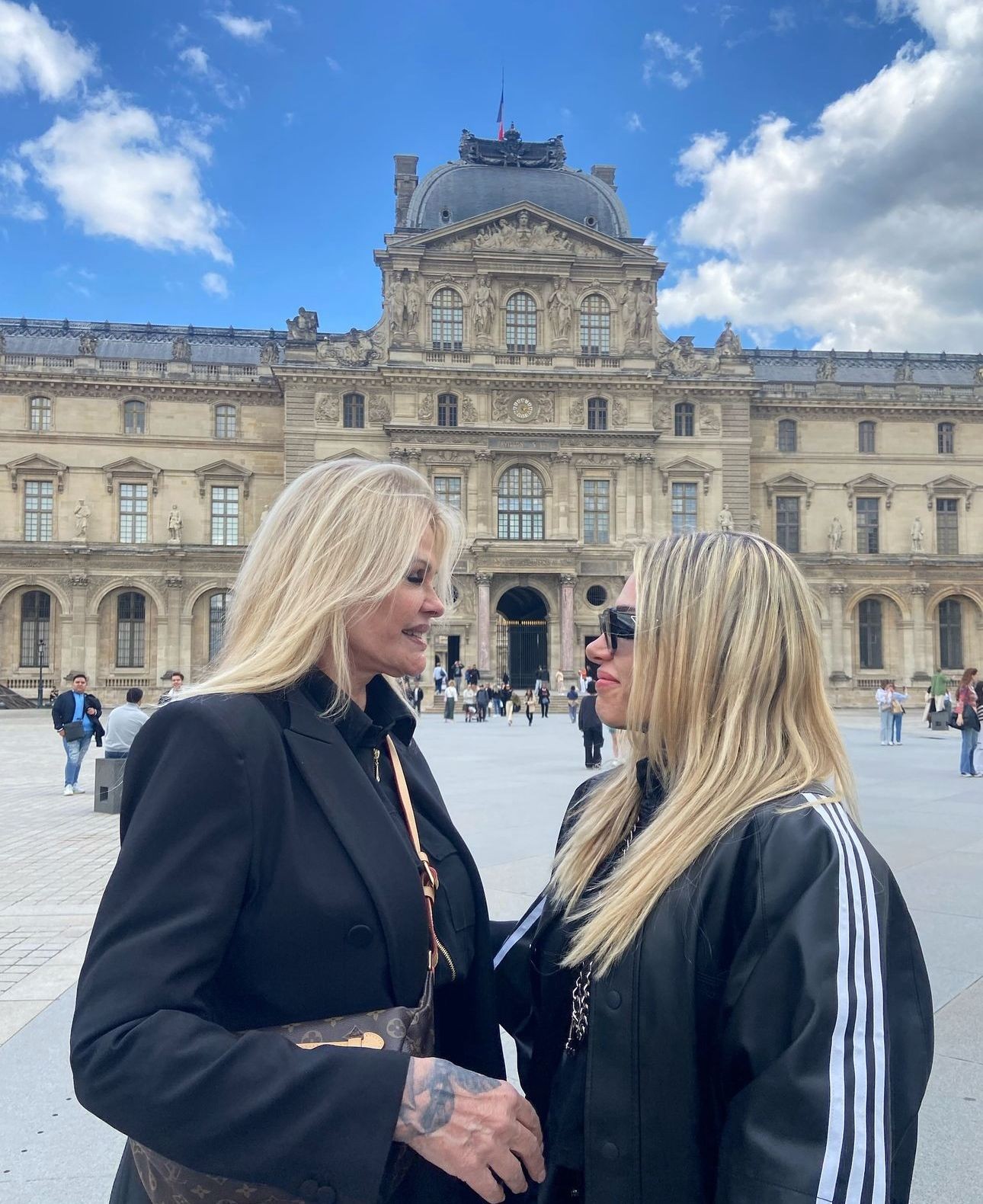 Monique Evans abre álbum de viagem a Paris com a esposa, Cacá Werneck