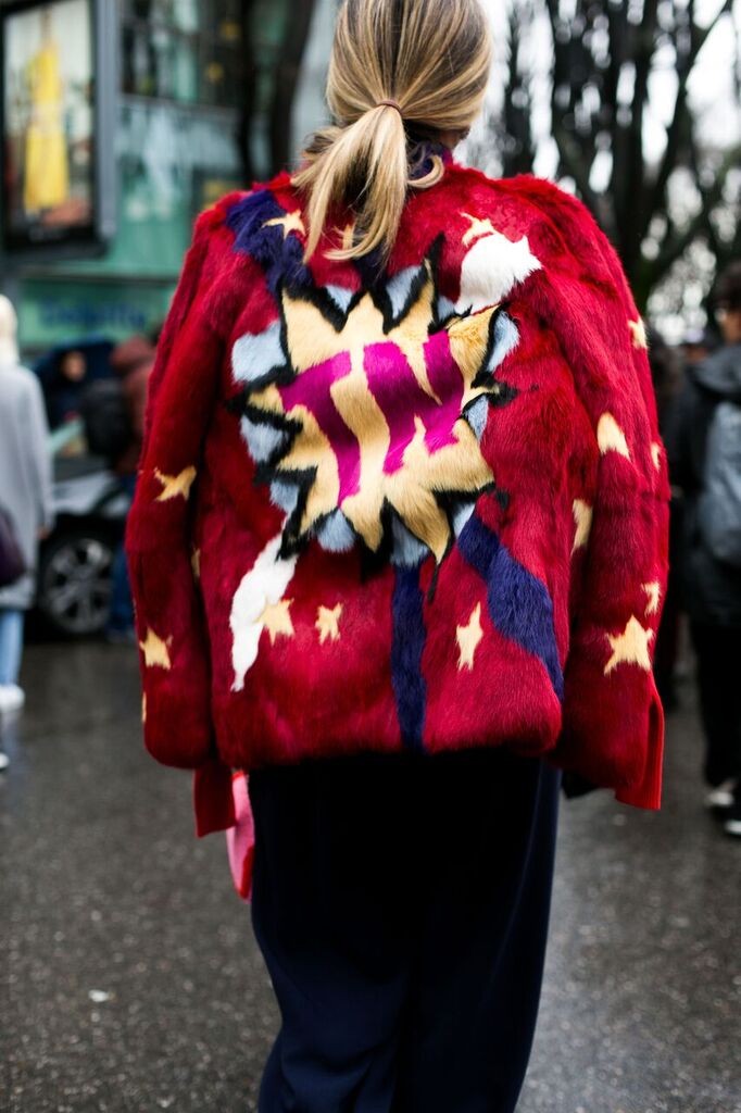 Street style: cores fortes e mix de estampas no último dia da MFW