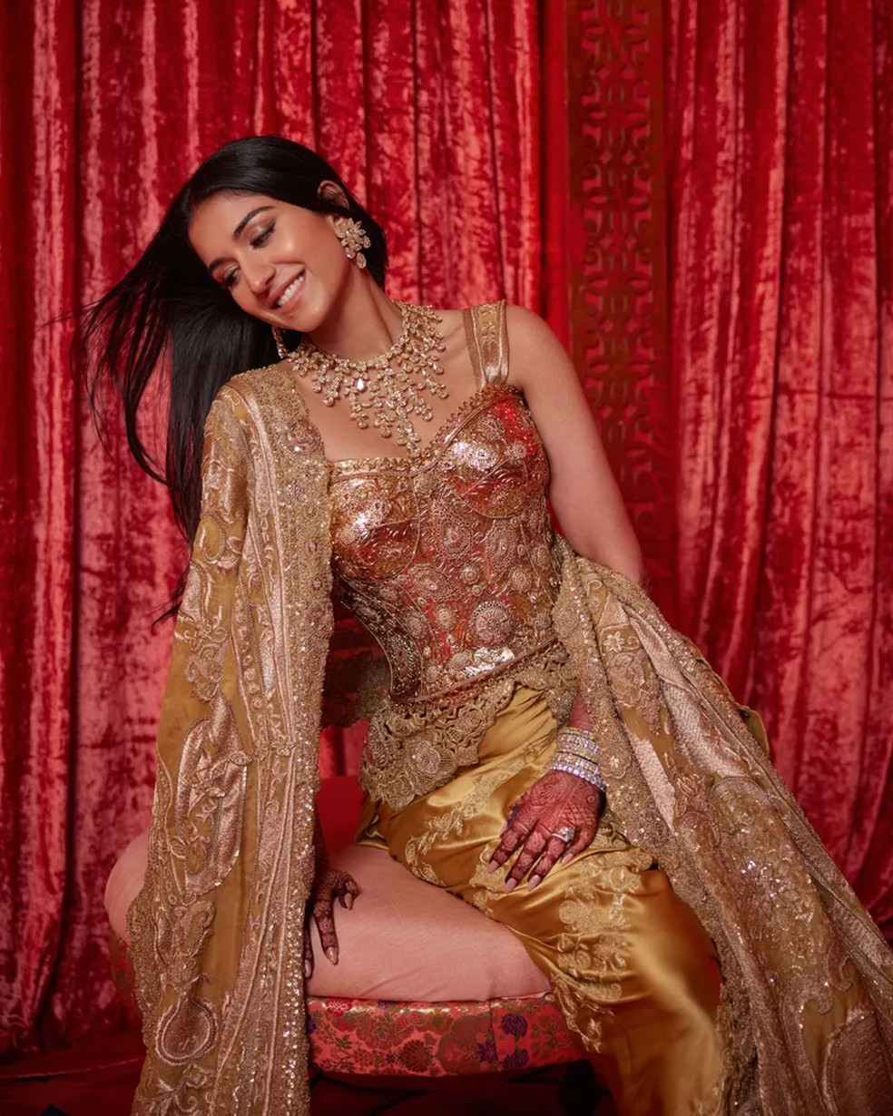 "Para minha recepção no domingo, minha roupa entrelaçou Oriente e Ocidente com um espartilho de filigrana dourada da Dolce & Gabbana combinado com um saree construído por Anamika Khanna" — Foto: Greg Swales