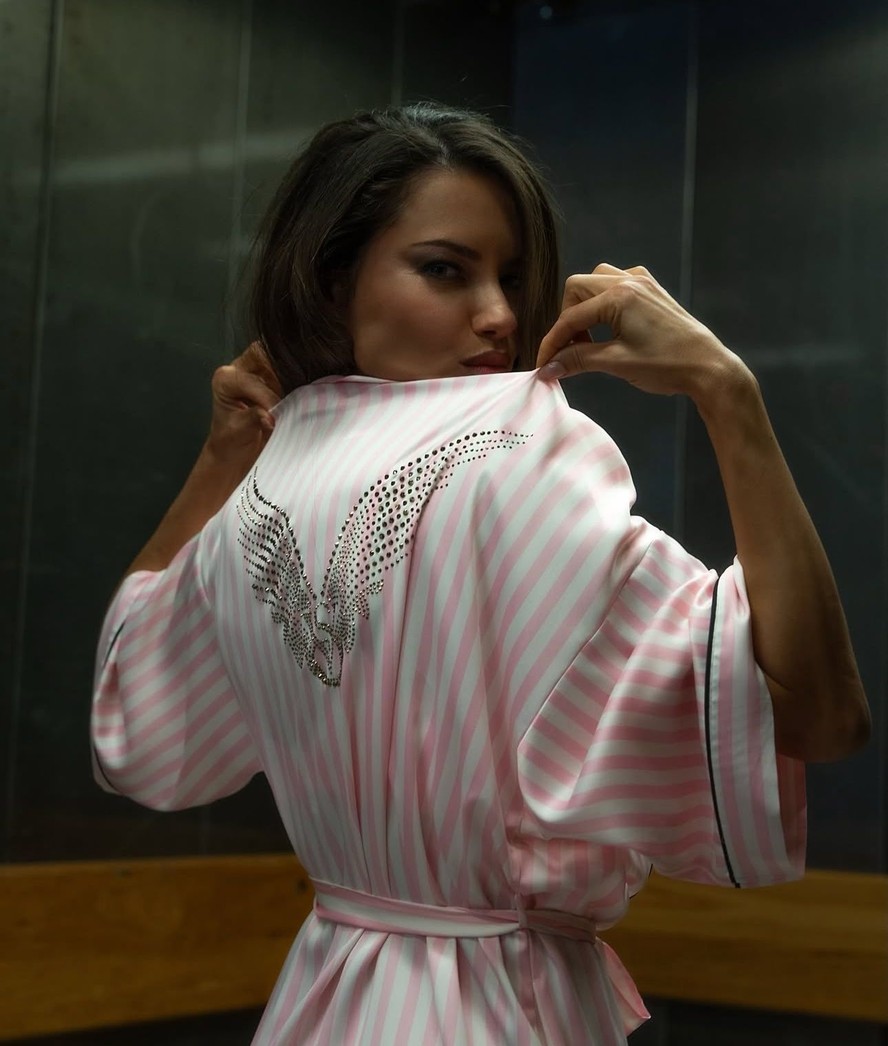 Adriana Lima entra em contagem regressiva para o desfile da Victoria’s