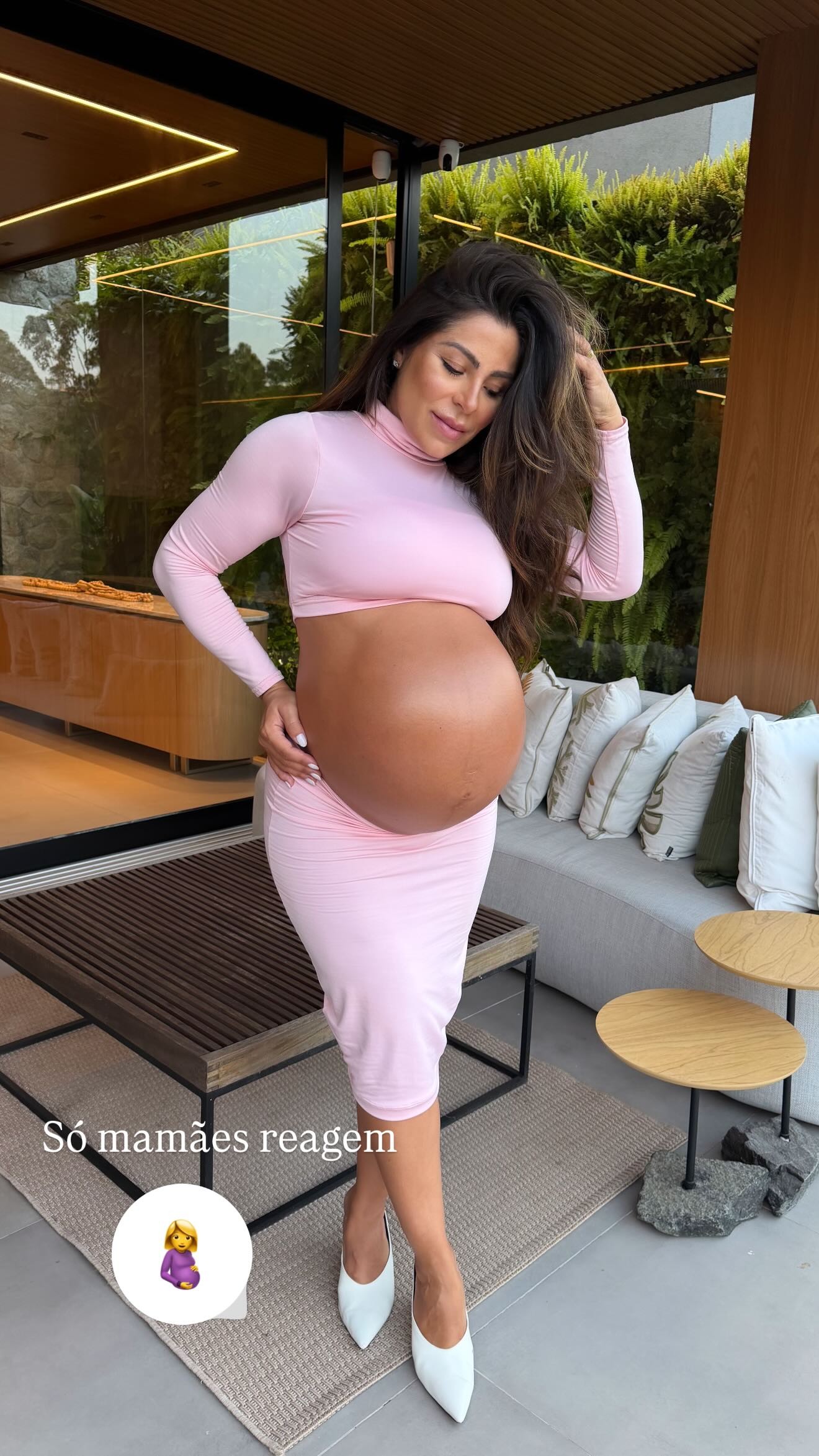 Na reta final da gravidez, Andressa Miranda exibe barrigão em foto