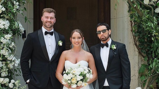 Eminem posa ao lado da filha em cerimônia de casamento e web reage: "Por que ele não sorri?"