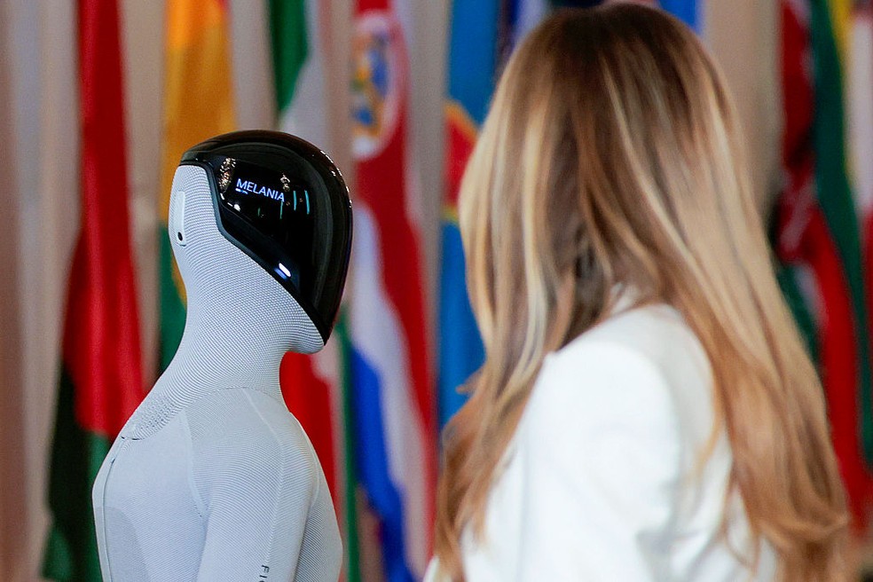 Robô e Melania Trump recebem primeiras-damas em evento tecnológico na Casa  Branca