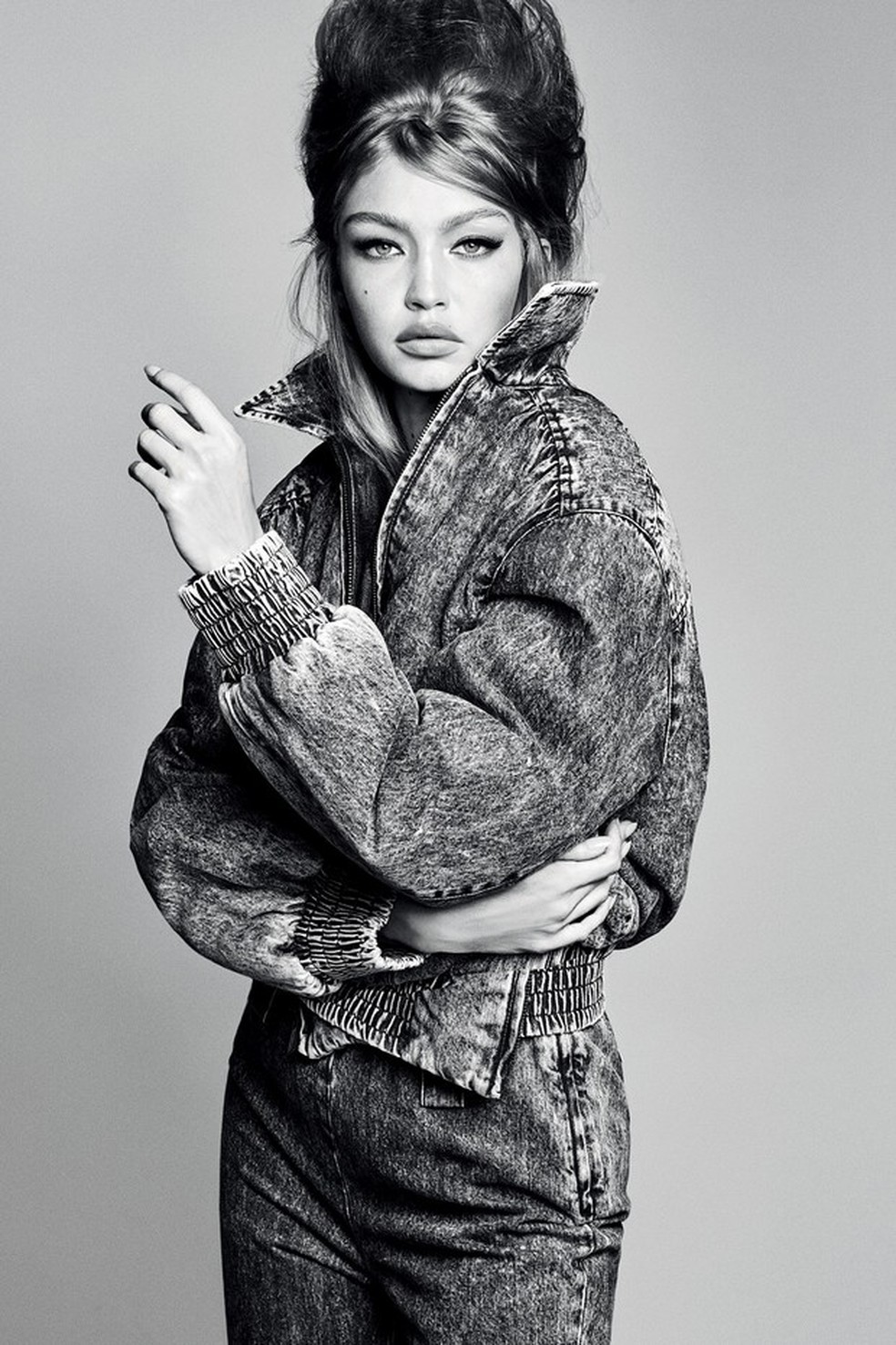 Gigi Hadid com acid wash jeans no Vogue Brasil de setembro de 2018 — Foto: Arquivo Vogue/ Luigi & Iango