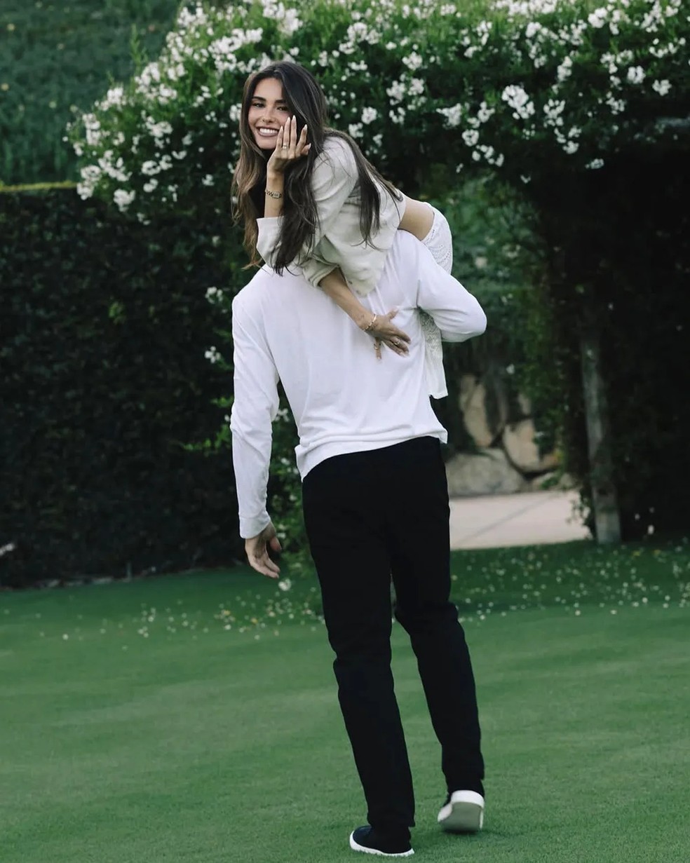 Madison Beer e Justin Herbert — Foto: Mark Deleon
