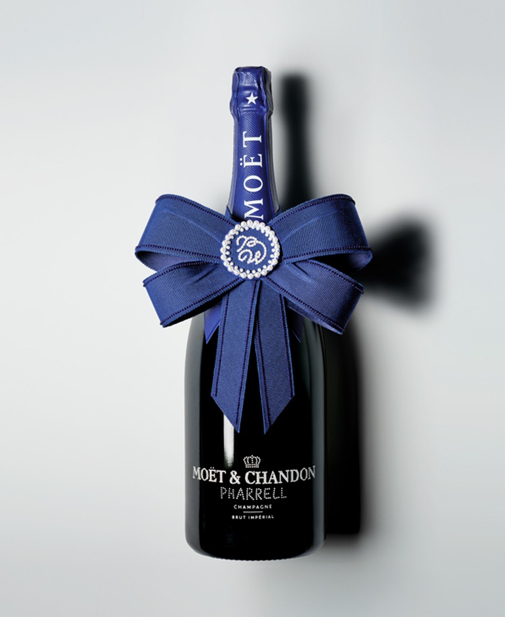 Pharell Williams assina garrafas em edição limitada com Moët & Chandon