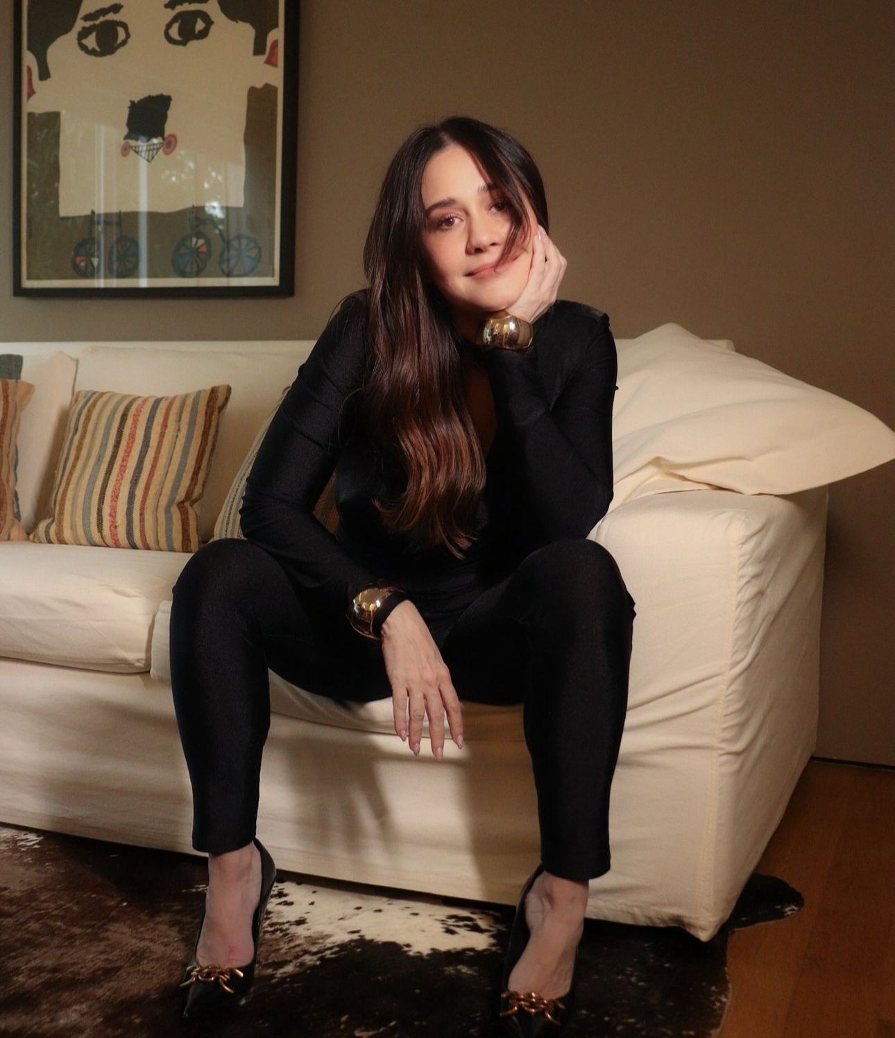 Alessandra Negrini esbanja elegância com look all black