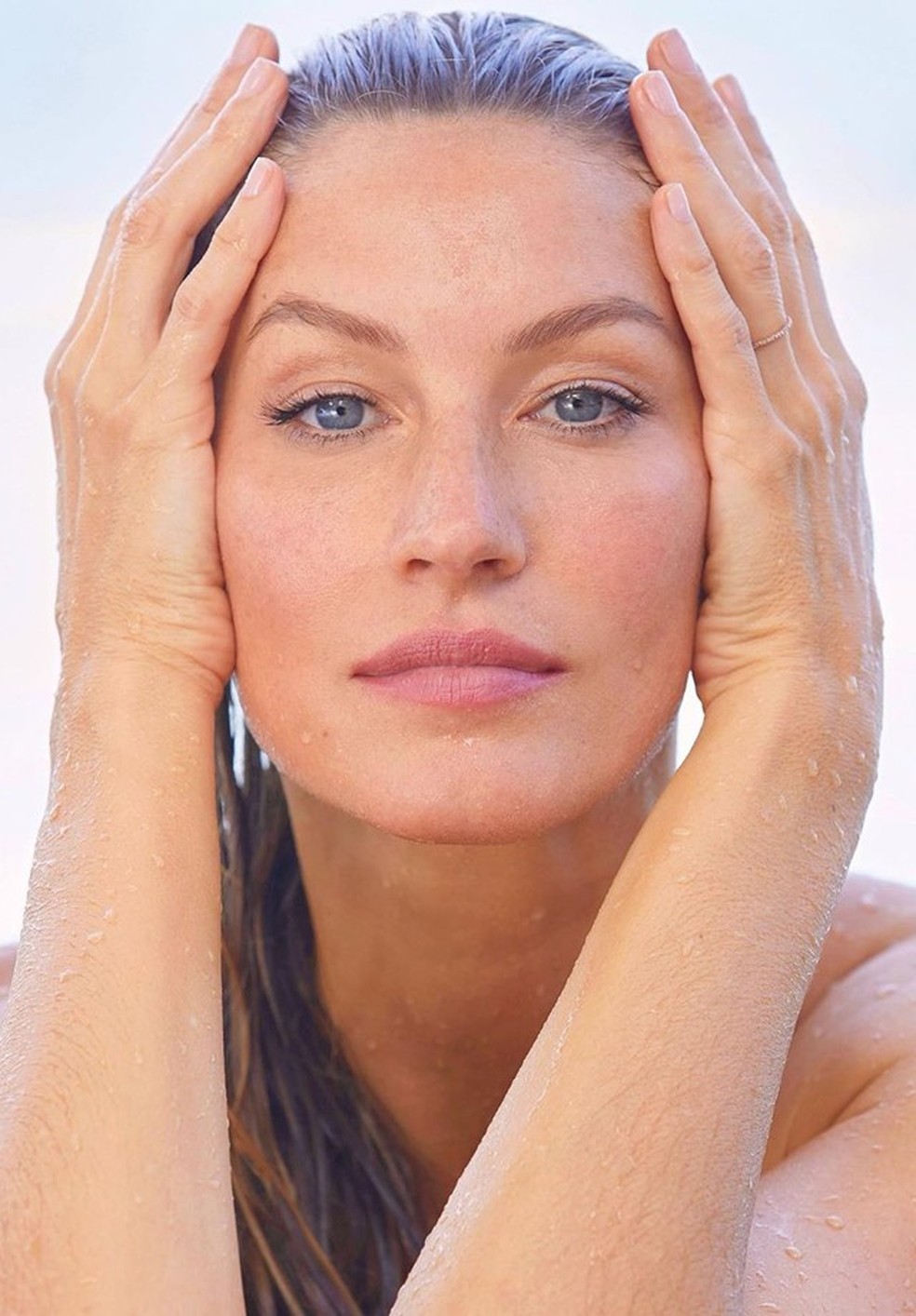 Gisele Bündchen mostra beleza natural e fala sobre a importância do(02)