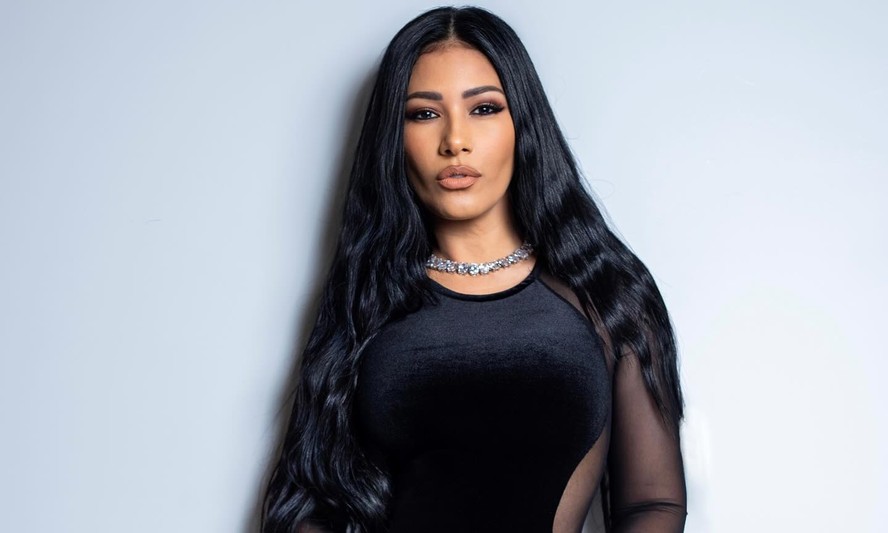 Simaria exibe look all black para Halloween