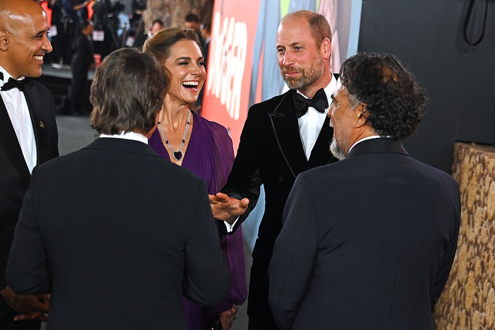 O príncipe William e Kate Middleton cumprimentam Tom Cruise na estreia de "Digger" — Foto: GettyImages