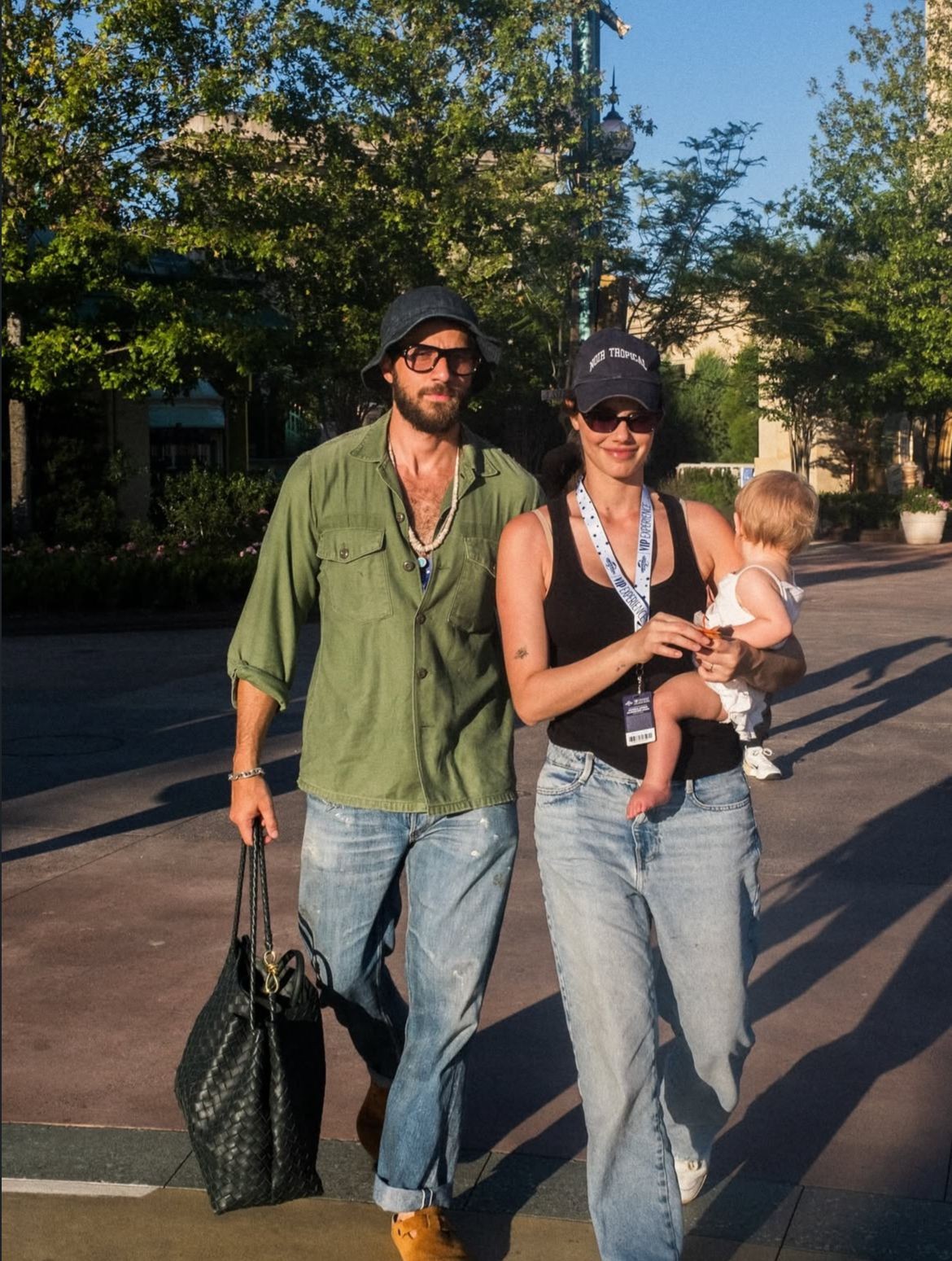 Chay Suede abre álbum de dia de parque na Disney em família com Laura Neiva e os filhos