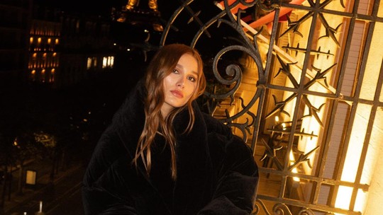Sasha Meneghel aposta em casaco de pelo para semana em Paris