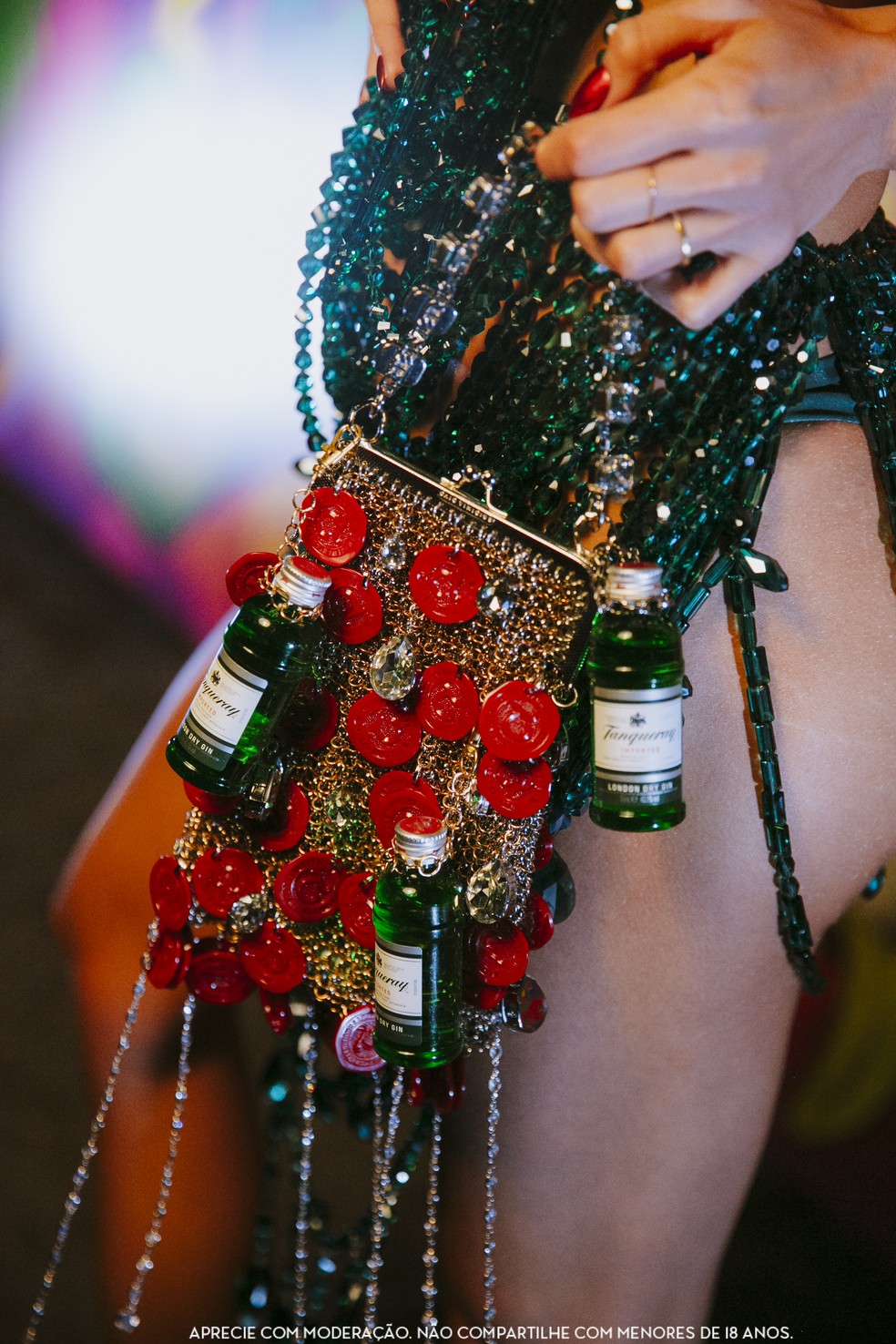 A bolsa também fazia referência à garrafa de gim — Foto: Divulgação