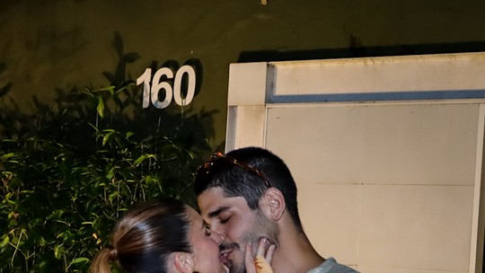 Fernanda Paes Leme ganha beijo do noivo no seu aniversário de 40 anos
