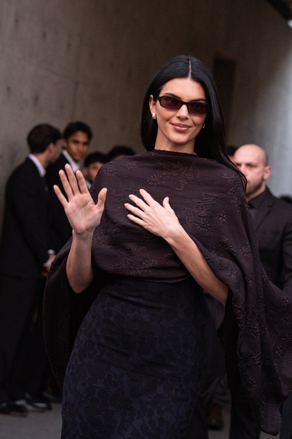 Kendall Jenner incorpora a elegância italiana com vestido ajustado e xale em Milão — Foto: Getty Images
