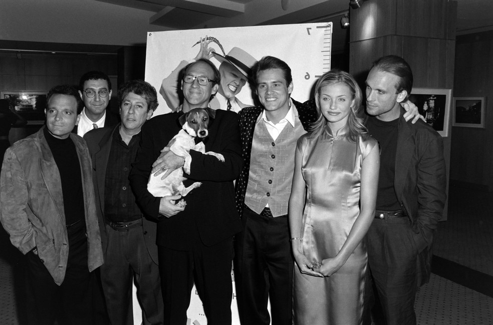 Richard Jeni, Mike Werb, Peter Riegert, Chuck Russell, Jim Carrey, Cameron Diaz e Peter Greene na estreia de "O Máskara", em Los Angeles, 1994 — Foto: Getty Images