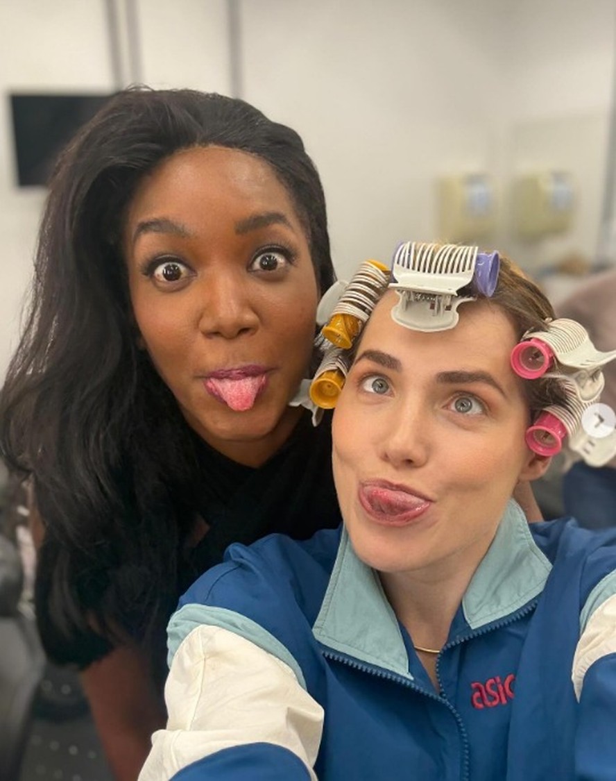 leticia-collin-tieta-iza-nos-bastidores-de-garota-do-momento