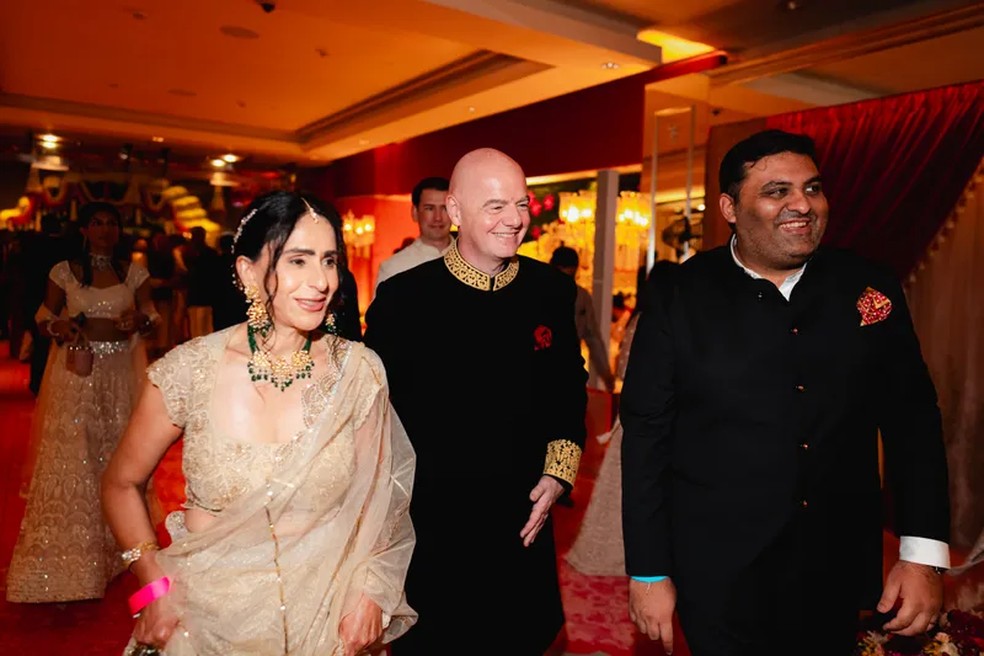 "Presidente da FIFA, Gianni Infantino, e Leena Al Ashqar" — Foto: Joseph Radhik
