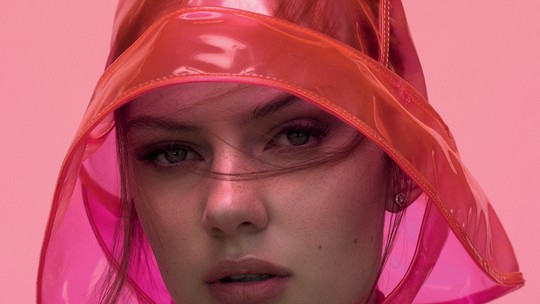 Por que o cabelo "muda" nos dias de chuva? Reunimos dicas e produtos para driblar o efeito nos fios Por que o cabelo "muda" nos dias de chuva? Reunimos dicas e produtos para driblar o efeito nos fios